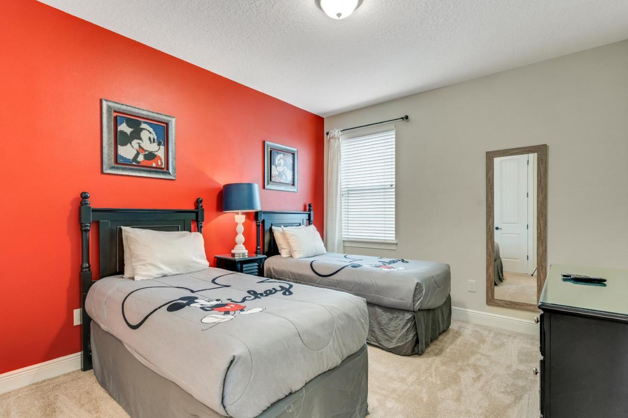 Hébergement de vacances Huge 10 Bdr Family House With Arcades And Free Pool Heat Near Orlando